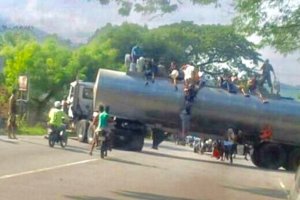 Saquearon gandola de leche líquida en El Pinar, Mérida  (foto +video)