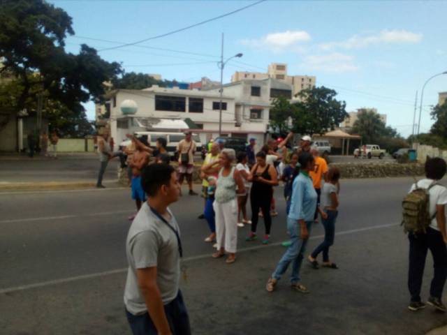 Habitantes de Macuto en Vargas protestan por el alto costo de la caja Clap / Foto Twitter 
