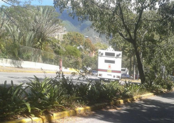 Foto: Instalan un murciélago de la GNB en la entrada de la UCV  / Cortesía 