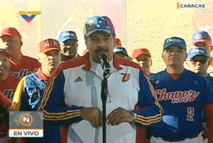 Maduro juega sotfbol en Fuerte Tiuna