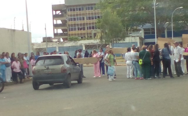 Foto: Protesta del personal del Hospital Uyapar en Puerto Ordaz / Cortesía 