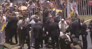 El papa se baja del papamóvil para ayudar a carabinera que cayó de caballo (VIDEO)