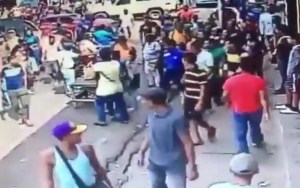 Como “hienas hambrientas” un grupo de personas asaltaron un puesto de plátanos (VIDEO)