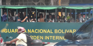 ¡Los “logros” de la revolución! Venezolanos se trasladan en camiones de la GNB por paro de transporte #30Ene