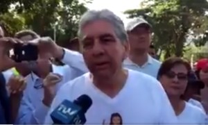 Alfredo Ramos cumple promesa a la Divina Pastora y camina descalzo en su procesión (Video)