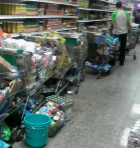 “Orinaron en el piso y se comieron algunos víveres”: Caos en el automercado Plazas tras fiscalización de la Sundde