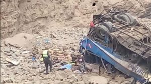 Al menos 25 muertos al caer un autobús a un abismo en Perú
