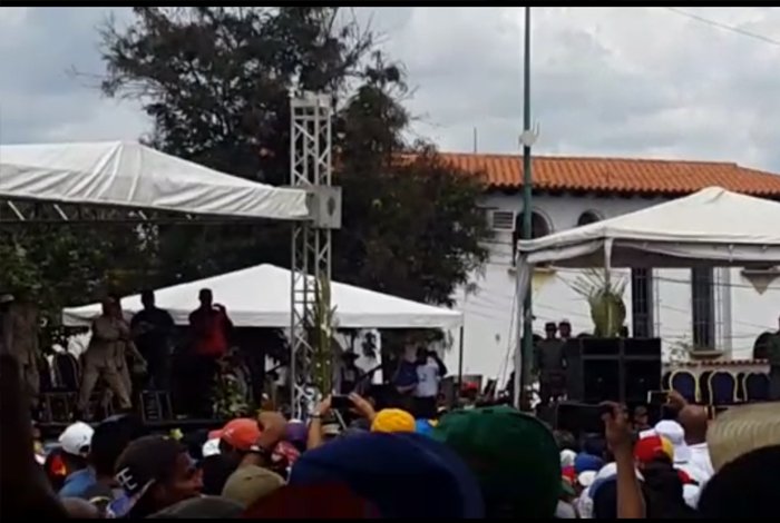 Feligreses obligan a funcionarios de la GNB a bajar de la tarima en procesión de la Divina Pastora (Video)