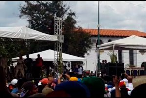 Feligreses obligan a funcionarios de la GNB a bajar de la tarima en procesión de la Divina Pastora (Video)