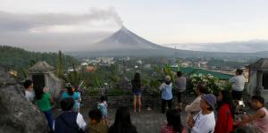 Un volcán lanza fuentes de lava en Filipinas