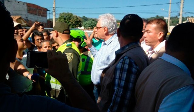El alcalde César Rojas acudió hasta el lugar de la protesta, para llegar a un acuerdo con los vecinos de Sevilla. /Foto: La Opinión 