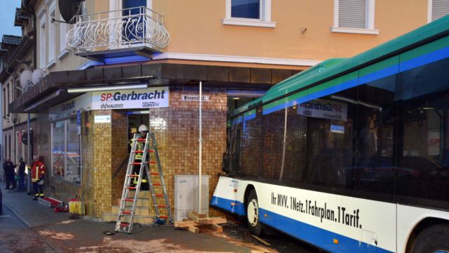 View of a schoolbus that crashed into a shop on early January 16, 2018 in the southern German town of Eberbach, near Heideleberg. At least 47 people were injured in the accident, ten of them seriously. / AFP PHOTO / dpa / Rene PRIEBE / Germany OUT (Photo credit should read RENE PRIEBE/AFP/Getty Images)