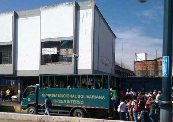 Foto: GNB y Ejército prestan servicio de transporte pública ante paro en Carabobo / @Heberlizeth