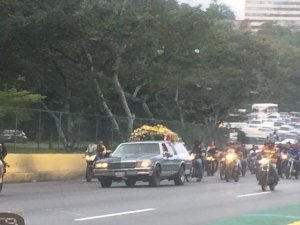 El cortejo fúnebre del colectivo Heiker Vásquez recorre Caracas rumbo a La Guairita (foto y video)