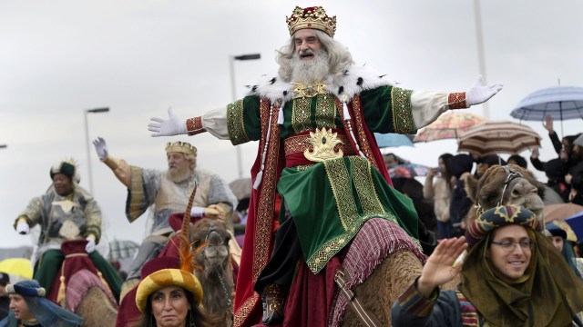 A man dressed as one of the Three Kings greets people during the Epiphany parade in Gijon, Spain January 5, 2018. REUTERS/Eloy Alonso     TPX IMAGES OF THE DAY