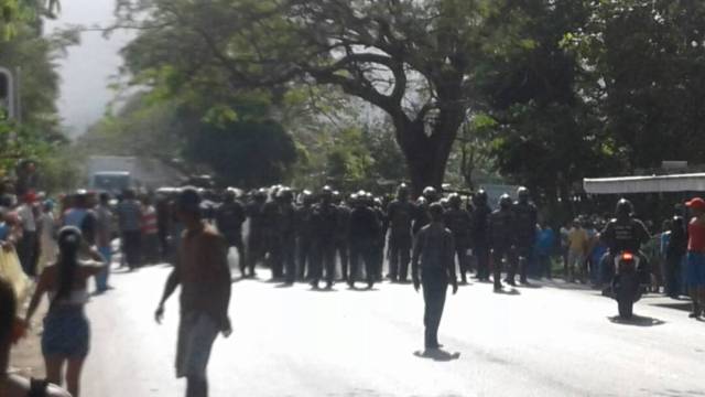 Efectivos de la GNB intentan dispersar la protesta (Foto: @Birrilly)