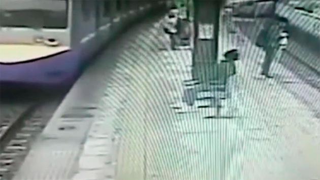 ¿WTF? La contó de “chiripita” tras caer a las vías de un tren (+Video)