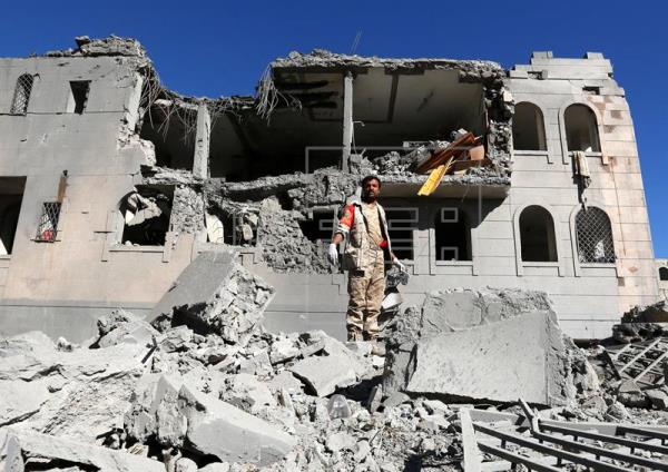 Edificio dañado en un ataque aéreo de la coalición árabe liderada por Arabia Saudí, en Saná (Yemen). EFE/Archivo