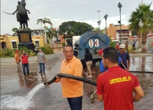 Pa’ que crean: García Carneiro comenzó el año lavando la Plaza Mayor de Catia La Mar