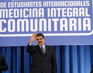¡Tan culto él! En una graduación, Maduro le pregunta a extranjeros si aprendieron groserías en español (Video)