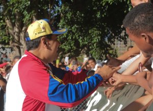 Los venezolanos pasando penurias y Maduro se va a jugar softbol (y tampoco lo hace bien)