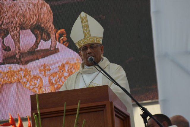 Monseñor Víctor Hugo Basabe durante la homilía en la misa de la Divina Pastorqa