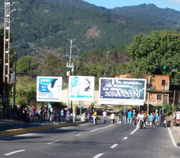 Vecinos trancan vías en Naguanagua en protesta por falta de gas #27Ene