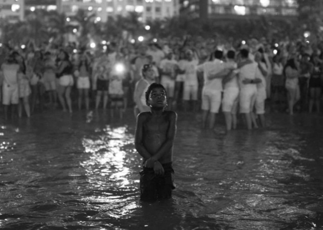 Un niño observa los fuegos de Año Nuevo en Copacabana (Brasil) / Lucas Landau