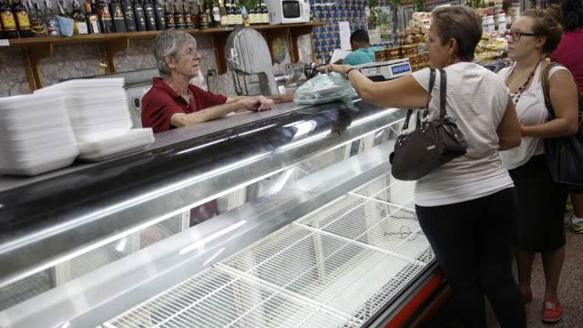 En el supermercado, el desabastecimiento y los precios exorbitantes están a la orden del día. Foto: Archivo