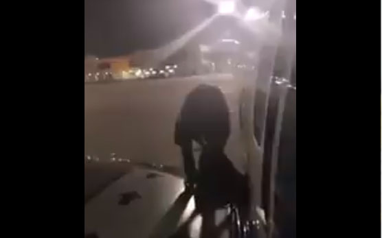 Un pasajero se instaló en un ala del avión cansado de esperar para salir (video)