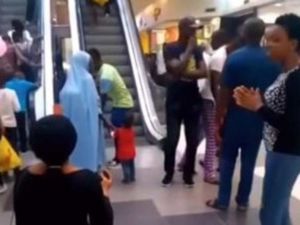 Mujer se arrodilló en pleno centro comercial, le pidió matrimonio… Peeero él ya estaba casado (VIDEO)