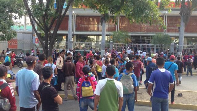 Foto: Protestan frente al banco de Venezuela de Puerto La Cruz para que entregue tarjetas de débito  / El Tiempo