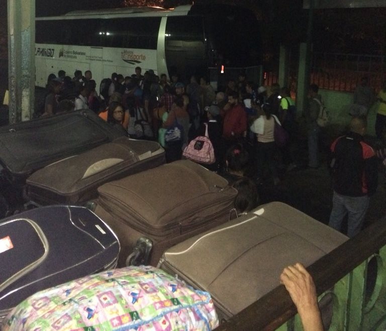 Pasajeros con destino a San Cristóbal protestan en el terminal Expresos Flamingo