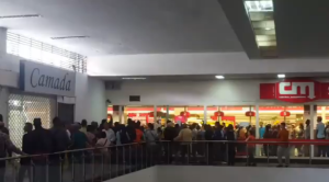 Por error en precio tuvieron que regalar margarina en este supermercado de Caracas (VIDEO)