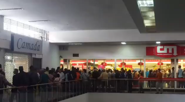 Foto: Supermercado en Caracas tuvo que vender a bajísimos precios para evitar saqueo / Cortesía 