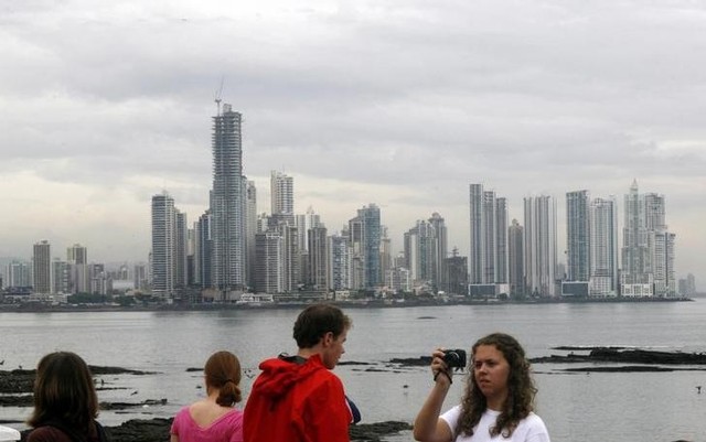 La UE retira a Panamá y otros siete países de lista negra de paraísos fiscales