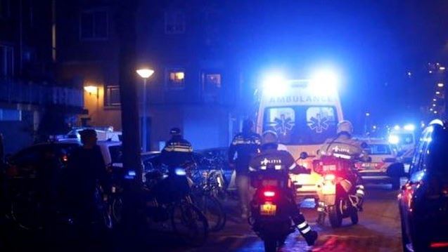 Tiroteo en el centro de Amsterdam deja al menos un muerto y dos heridos. (@Undercover_Camo)