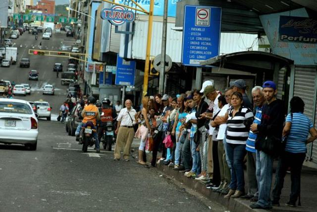 Mucha gente permaneció horas en las paradas en espera del transporte público, que dijeron fue pésimo hacia Cordero y Palmira. (Foto/ Omar Hernández)