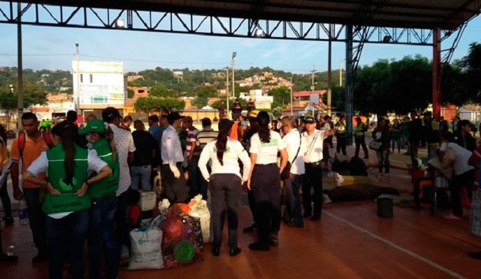 Culmina desalojo a venezolanos de una cancha deportiva en Cúcuta #24Ene