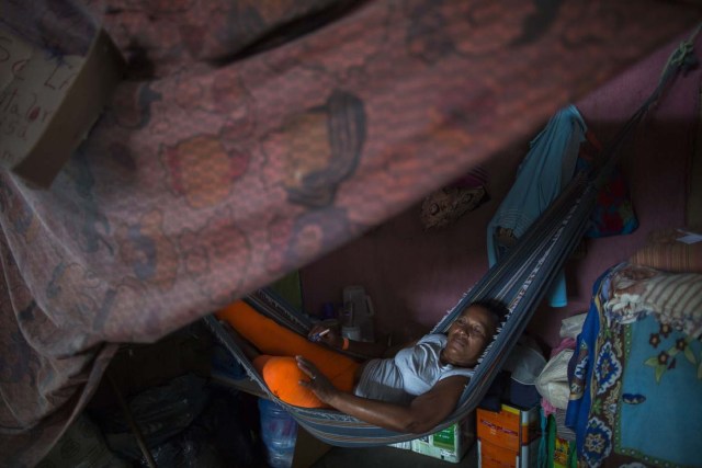 A Venezuelan refugee takes a rest inside a shelter in the city of Boa Vista, Roraima, Brazil, on February 24, 2018. According with local authorities, around one thousand refugees are crossing the Brazilian border each day from Venezuela. With the constant influx of Venezuelan immigrants most are living in shelters and the streets of Boa Vista and Paracaima cities, looking for work, medical care and food. Most are legalizing their status to stay and live in Brazil. / AFP PHOTO / MAURO PIMENTEL