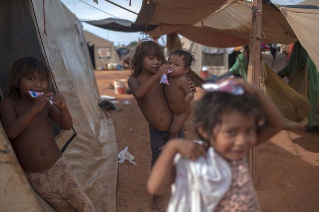 Venezuelan indigenous refugee children are pictured inside a shelter in the city of Boa Vista, Roraima, Brazil, on February 24, 2018. When the Venezuelan migratory flow exploded in 2017 the city of Boa Vista, the capital of Roraima, 200 kilometres from the Venezuelan border, began to organise shelters as people started to settle in squares, parks and corners of this city of 330,000 inhabitants of which 10 percent is now Venezuelan. / AFP PHOTO / MAURO PIMENTEL