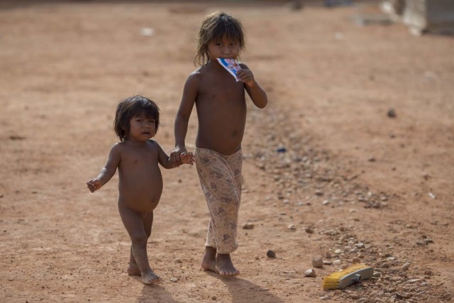 Venezuelan indigenous refugee children are pictured inside a shelter in the city of Boa Vista, Roraima, Brazil, on February 24, 2018. When the Venezuelan migratory flow exploded in 2017 the city of Boa Vista, the capital of Roraima, 200 kilometres from the Venezuelan border, began to organise shelters as people started to settle in squares, parks and corners of this city of 330,000 inhabitants of which 10 percent is now Venezuelan. / AFP PHOTO / MAURO PIMENTEL