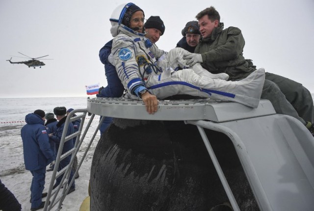 El personal de tierra ayuda al astronauta Joe Acaba de la NASA a salir de la cápsula espacial Soyuz MS-06 después de aterrizar en un área remota a las afueras de la ciudad de Dzhezkazgan (Zhezkazgan), Kazajstán, el 28 de febrero de 2018. AFP PHOTO / POOL / ALEXANDER NEMENOV