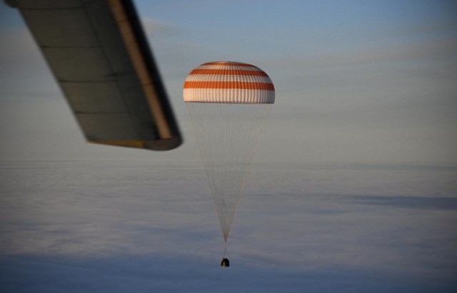 La cápsula espacial Soyuz MS-06 que transporta el equipo de la Estación Espacial Internacional (ISS) del cosmonauta ruso Alexander Misurkin y los astronautas de la NASA Mark Vande Hei y Joe Acaba desciende debajo de un paracaídas antes de aterrizar en un área remota fuera de la ciudad de Dzhezkazgan (Zhezkazgan), Kazajstán , el 28 de febrero de 2018. / AFP PHOTO / POOL / ALEXANDER NEMENOV