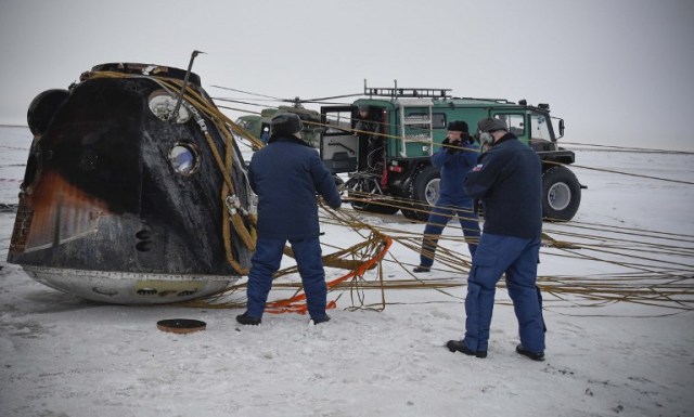 Equipo de búsqueda y rescate trabaja en el sitio de aterrizaje de la cápsula espacial Soyuz MS-06 con el equipo de la Estación Espacial Internacional (ISS) del cosmonauta ruso Alexander Misurkin y los astronautas de la NASA Mark Vande Hei y Joe Acaba en un área remota fuera de la ciudad de Dzhezkazgan (Zhezkazgan), Kazajstán, el 28 de febrero de 2018. / AFP PHOTO / POOL / ALEXANDER NEMENOV
