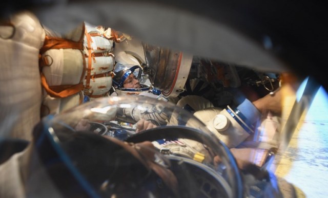 Los tripulantes de la Estación Espacial Internacional: el cosmonauta ruso Alexander Misurkin y los astronautas de la NASA Mark Vande Hei y Joe Acaba son vistos dentro de la cápsula espacial Soyuz MS-06 poco después de aterrizar en un área remota a las afueras de Dzhezkazgan (Zhezkazgan), Kazajstán, en febrero 28, 2018. Dos astronautas de la NASA y un cosmonauta ruso regresaron a la Tierra el 28 de febrero de 2018, completando una misión de más de cinco meses a bordo de la Estación Espacial Internacional. Alexander Misurkin de la agencia espacial Roscosmos de Rusia y Mark Vande Hei y Joe Acaba de la NASA aterrizaron en la estepa al sureste de la ciudad de Dzhezkazgan en el centro de Kazajstán a la hora prevista de 0231 GMT. / AFP PHOTO / POOL / ALEXANDER NEMENOV
