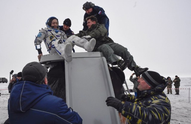 El personal de tierra ayuda al cosmonauta ruso Alexander Misurkin a salir de la cápsula espacial Soyuz MS-06 después de aterrizar en un área remota a las afueras de la ciudad de Dzhezkazgan (Zhezkazgan), Kazajstán, el 28 de febrero de 2018. / AFP PHOTO / POOL / ALEXANDER NEMENOV