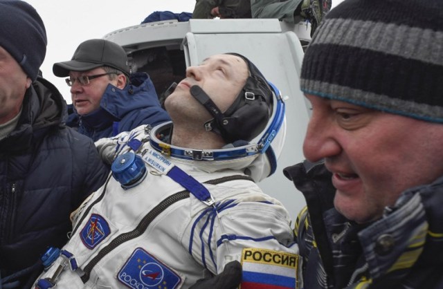 El personal de tierra lleva al cosmonauta ruso Alexander Misurkin después del aterrizaje de la cápsula espacial Soyuz MS-06 en un área remota a las afueras de la ciudad de Dzhezkazgan (Zhezkazgan), Kazajstán, el 28 de febrero de 2018. / AFP PHOTO / POOL / ALEXANDER NEMENOV