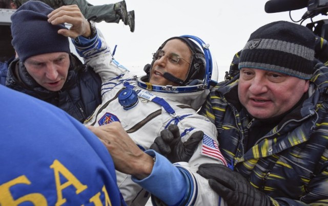 El personal de tierra lleva al astronauta Joe Acaba de la NASA después del aterrizaje de la cápsula espacial Soyuz MS-06 en un área remota a las afueras de la ciudad de Dzhezkazgan (Zhezkazgan), Kazajstán, el 28 de febrero de 2018. / AFP PHOTO / POOL / ALEXANDER NEMENOV