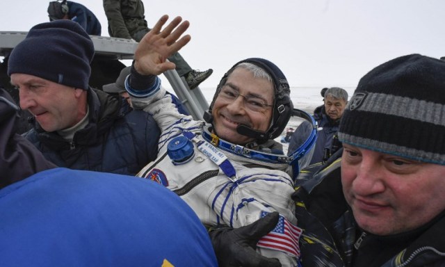 Ground personnel carry NASA astronaut Mark Vande Hei after landing of the Soyuz MS-06 space capsule in a remote area outside the town of Dzhezkazgan (Zhezkazgan), Kazakhstan, on February 28, 2018. / AFP PHOTO / POOL / ALEXANDER NEMENOV